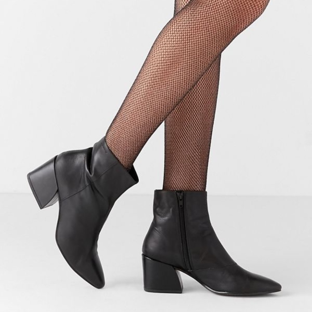 Vagabond Olivia Leather Pointed Black Booties